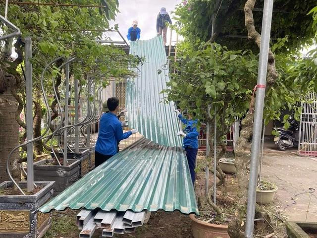 Đoàn viên, thanh niên tỉnh Thái Bình hỗ trợ vận chuyển vật dụng di dời nhà dân để thi công dự án. Ảnh: BTC Đoàn viên, thanh niên tỉnh Thái Bình hỗ trợ vận chuyển vật dụng di dời nhà dân để thi công dự án. Ảnh: BTC