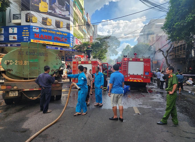 Lực lượng chức năng thu dọn hiện trường Lực lượng chức năng thu dọn hiện trường