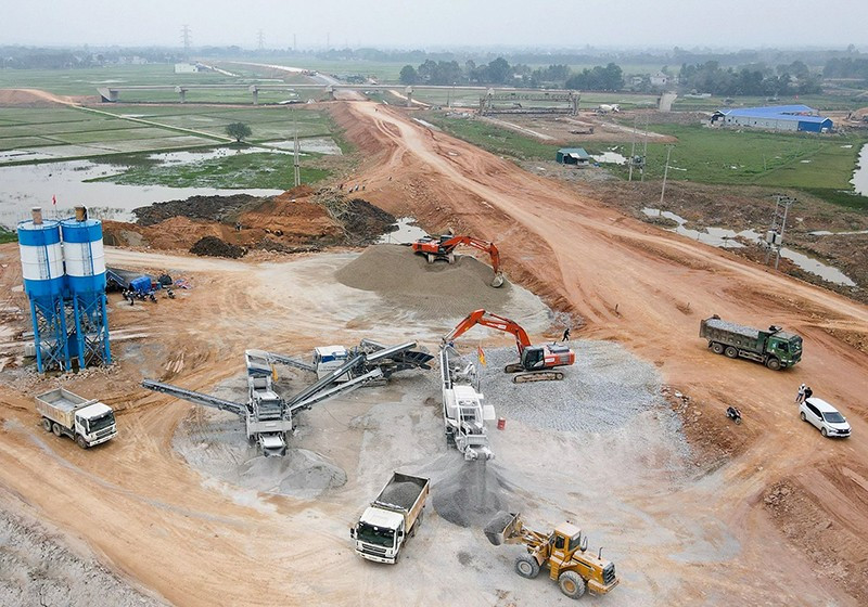 Các nhà thầu thi công các hạng mục tại dự án cao tốc Mai Sơn-quốc lộ 45 thuộc Dự án đường bộ cao tốc bắc-nam phía đông. (Ảnh ĐỖ QUÂN/NDO)