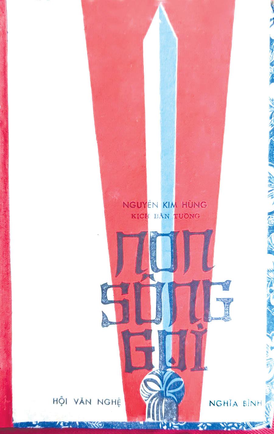 Bìa cuốn sách “Non sông gọi” xuất bản năm 1983. Ảnh: N.Q.T