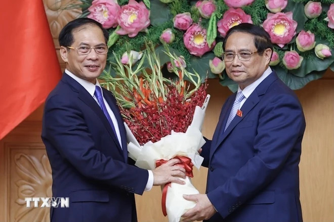 Thủ tướng Phạm Minh Chính tặng hoa chúc mừng tân Phó Thủ tướng, Bộ trưởng Bộ Ngoại giao Bùi Thanh Sơn. (Ảnh: Dương Giang/TTXVN) Thủ tướng Phạm Minh Chính tặng hoa chúc mừng tân Phó Thủ tướng, Bộ trưởng Bộ Ngoại giao Bùi Thanh Sơn. (Ảnh: Dương Giang/TTXVN)