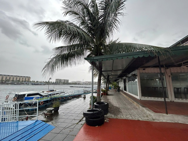 Hàng quán, cơ sở kinh doanh đóng cửa ứng phó bão số 3 Hàng quán, cơ sở kinh doanh đóng cửa ứng phó bão số 3