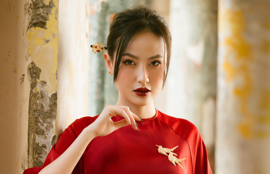 Đỗ Trần Khánh Ngân vừa thực hiện bộ ảnh mới, khoe vẻ ngoài sắc sảo trong tà áo dài truyền thống. Được biết đây cũng chính là bộ trang phục do chính người đẹp sinh năm 1994 lên ý tưởng và thiết kế. Ảnh: Viết Quý Đỗ Trần Khánh Ngân vừa thực hiện bộ ảnh mới, khoe vẻ ngoài sắc sảo trong tà áo dài truyền thống. Được biết đây cũng chính là bộ trang phục do chính người đẹp sinh năm 1994 lên ý tưởng và thiết kế. Ảnh: Viết Quý