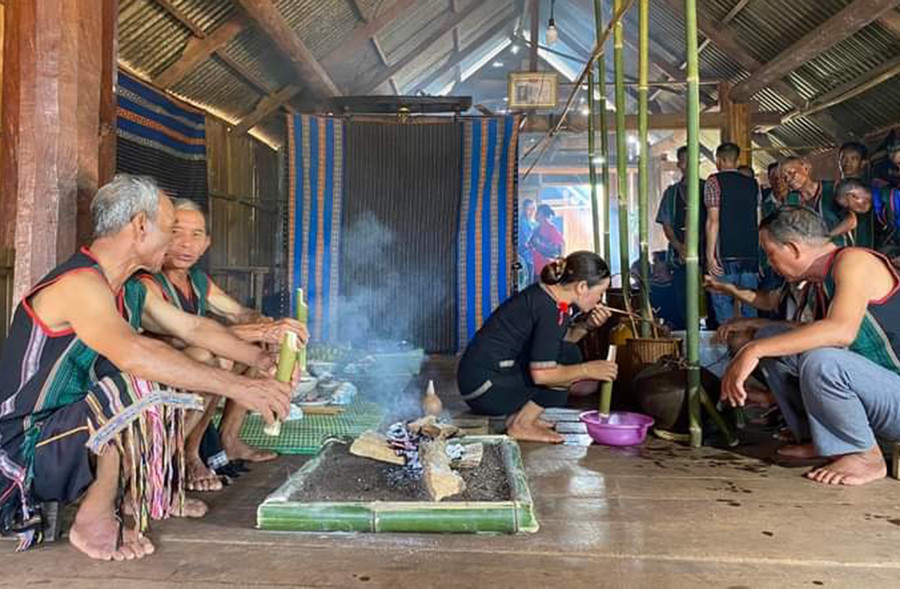 Ngày lễ mọi người cùng mừng thành quả lao động và mời nhau thưởng thức những ché rượu ghè thơm phức. Ảnh: A Dơng Ngày lễ mọi người cùng mừng thành quả lao động và mời nhau thưởng thức những ché rượu ghè thơm phức. Ảnh: A Dơng