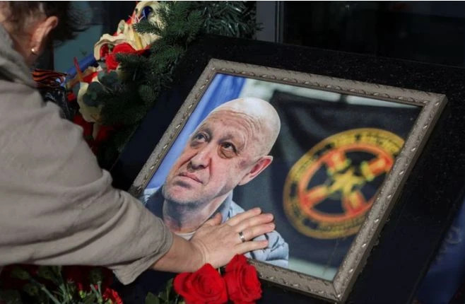 Một người phụ nữ thương tiếc đặt tay lên di ảnh tại mộ ông Prigozhin ngày 1-10 - Ảnh: REUTERS Một người phụ nữ thương tiếc đặt tay lên di ảnh tại mộ ông Prigozhin ngày 1-10 - Ảnh: REUTERS