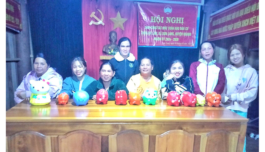 Phụ nữ xã Sơn Lang (huyện Kbang) có nhiều hình thức tiết kiệm để vươn lên thoát nghèo. Ảnh: M.C