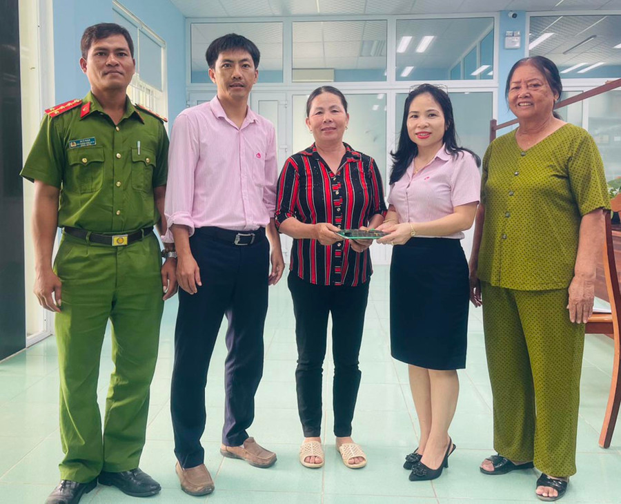 Phòng Giao dịch Ngân hàng Chính sách Xã hội huyện Phú Thiện giải ngân nguồn vốn cho bà Trịnh Thị Dung (đứng giữa, thôn Thanh Thượng, xã Ayun Hạ). Ảnh: V.C