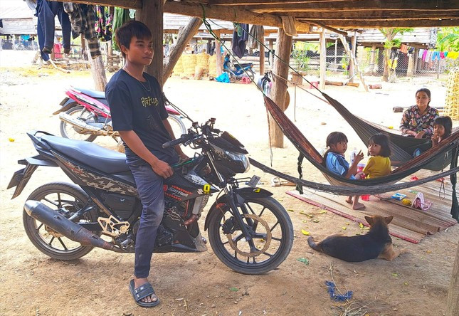 Các thanh niên vùng sâu mua xe máy nhưng ít dùng trong việc làm ăn Các thanh niên vùng sâu mua xe máy nhưng ít dùng trong việc làm ăn