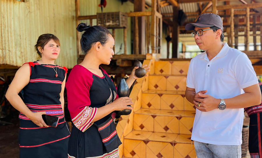 Chị H’Uyên Niê-Phó Chủ tịch Hội Liên hiệp phụ nữ xã Ia Mơ Nông-giới thiệu cho du khách về ý nghĩa và công dụng của quả bầu khô. Ảnh: Mai Ka Chị H’Uyên Niê-Phó Chủ tịch Hội Liên hiệp phụ nữ xã Ia Mơ Nông-giới thiệu cho du khách về ý nghĩa và công dụng của quả bầu khô. Ảnh: Mai Ka