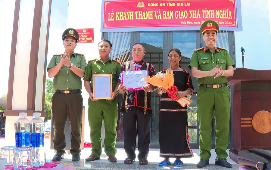 Trao nhà cho gia đình Thượng úy Đinh Kông-Phó Trưởng Công an xã Hà Đông, huyện Đak Đoa. Ảnh: Nông Hòa