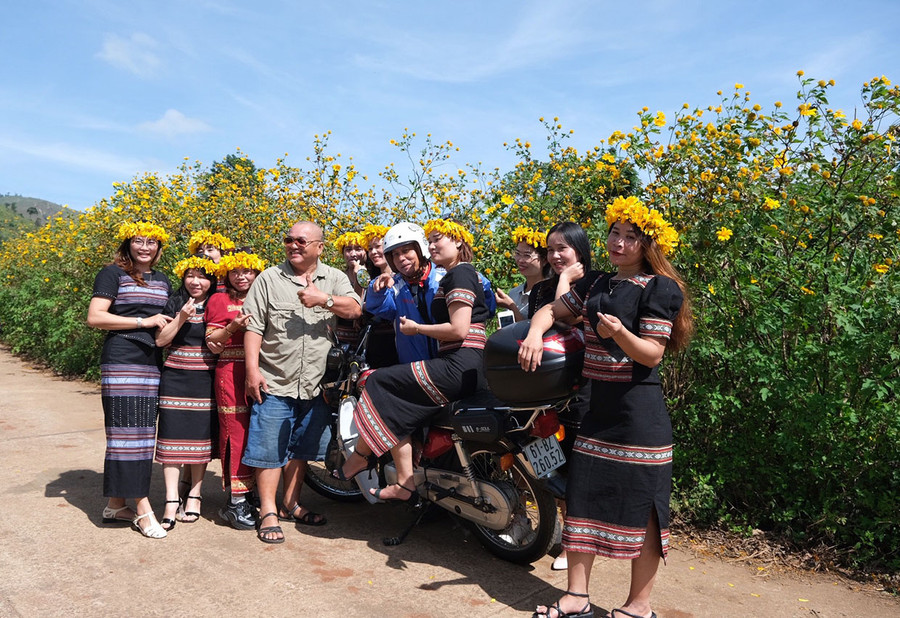 Sau lễ hội hoa dã quỳ vẫn rất đông du khách đến núi lửa Chư Đang Ya. Ảnh: H.N Sau lễ hội hoa dã quỳ vẫn rất đông du khách đến núi lửa Chư Đang Ya. Ảnh: H.N