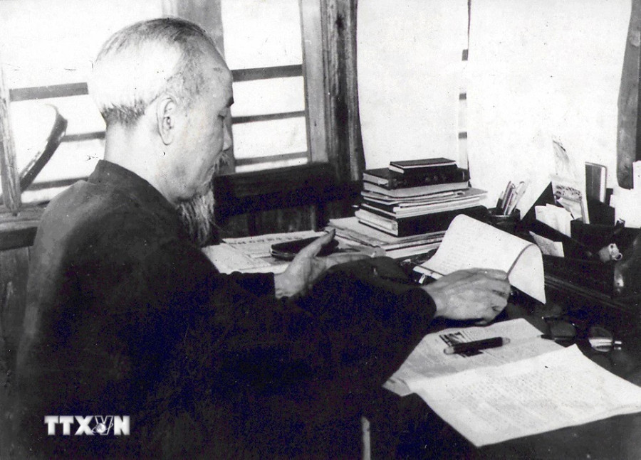Bác Hồ làm việc tại tầng 2 Nhà sàn trong Phủ Chủ tịch, tháng 4/1960. (Ảnh: Tư liệu TTXVN)