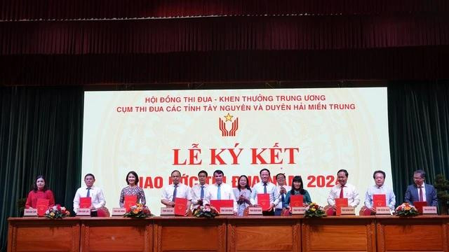 Đại diện các tỉnh Tây nguyên và Duyên hải miền Trung ký giao ước thi đua năm 2024. Đại diện các tỉnh Tây nguyên và Duyên hải miền Trung ký giao ước thi đua năm 2024.