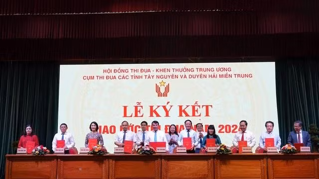Đại diện các tỉnh Tây nguyên và Duyên hải miền Trung ký giao ước thi đua năm 2024.