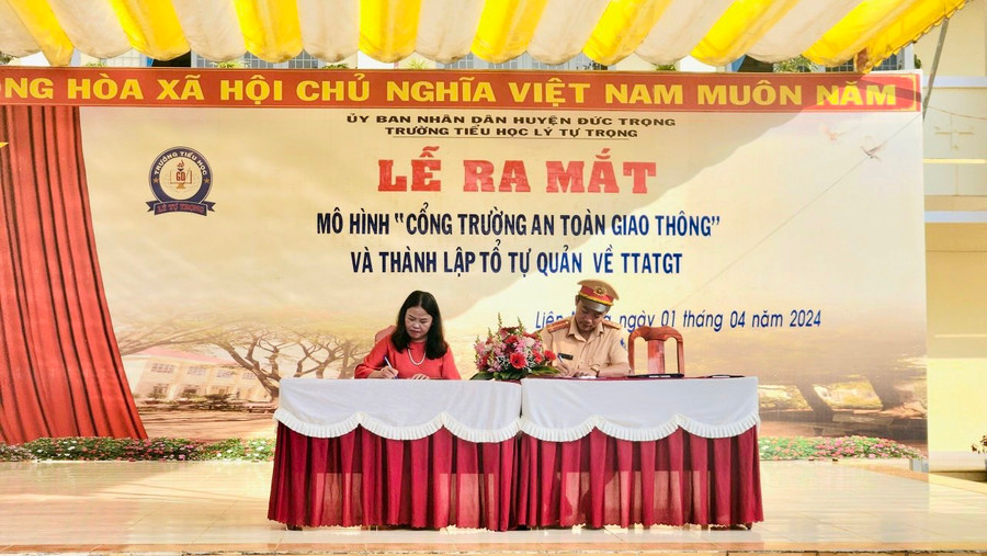 Lãnh đạo trường Tiểu học Lý Tự Trọng và đại diện Công an huyện Đức Trọng ký giao ước thực hiện mô hình “Cổng trường an toàn giao thông”. Lãnh đạo trường Tiểu học Lý Tự Trọng và đại diện Công an huyện Đức Trọng ký giao ước thực hiện mô hình “Cổng trường an toàn giao thông”.