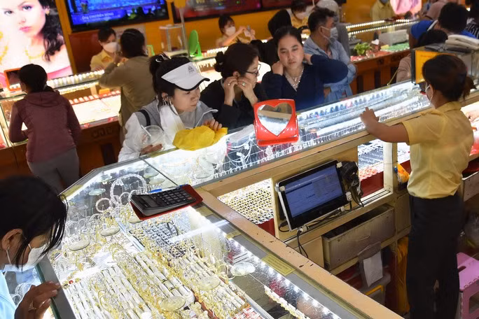 Giá vàng hôm nay có lúc tăng dựng đứng từ 1.956 USD lên 1.984 USD/ounce lúc 0 giờ ngày 20-5.