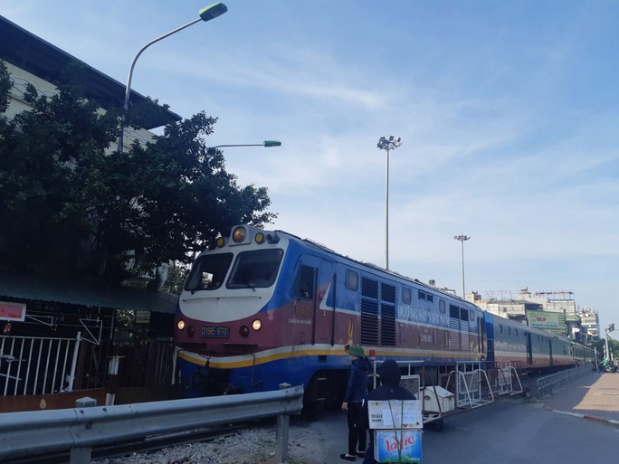 Tuyến đường sắt kết nối 9 tỉnh, thành - Ảnh 1. Tuyến đường sắt hiện tại khổ 1.000 mm, cũ kỹ, lạc hậu, không đáp ứng được nhu cầu vận tải.