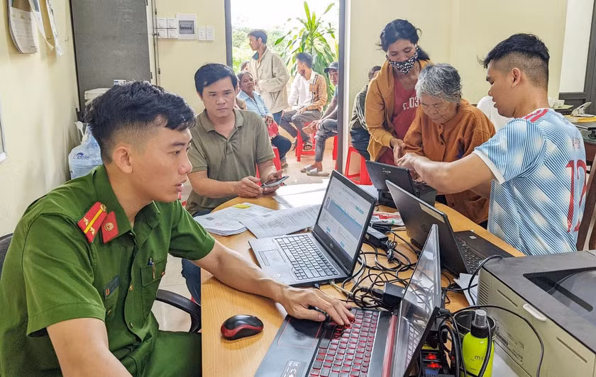 Lực lượng Công an làm việc cả thứ bảy, chủ nhật để làm thủ tục cấp căn cước công dân cho người dân (ảnh Công an huyện Ia Pa cung cấp).