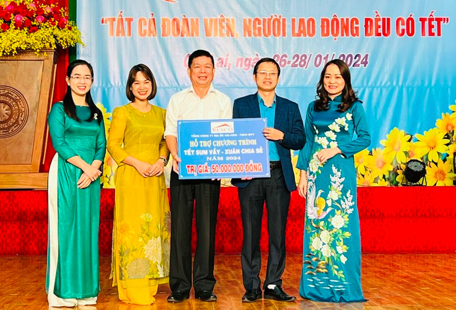 Tổng Công ty địa ốc Sài Gòn-TNHH một thành viên hỗ trợ tiền xây dựng nhà “Mái ấm Công đoàn” cho đoàn viên khó khăn. Ảnh: Đ.Y Tổng Công ty địa ốc Sài Gòn-TNHH một thành viên hỗ trợ tiền xây dựng nhà “Mái ấm Công đoàn” cho đoàn viên khó khăn. Ảnh: Đ.Y