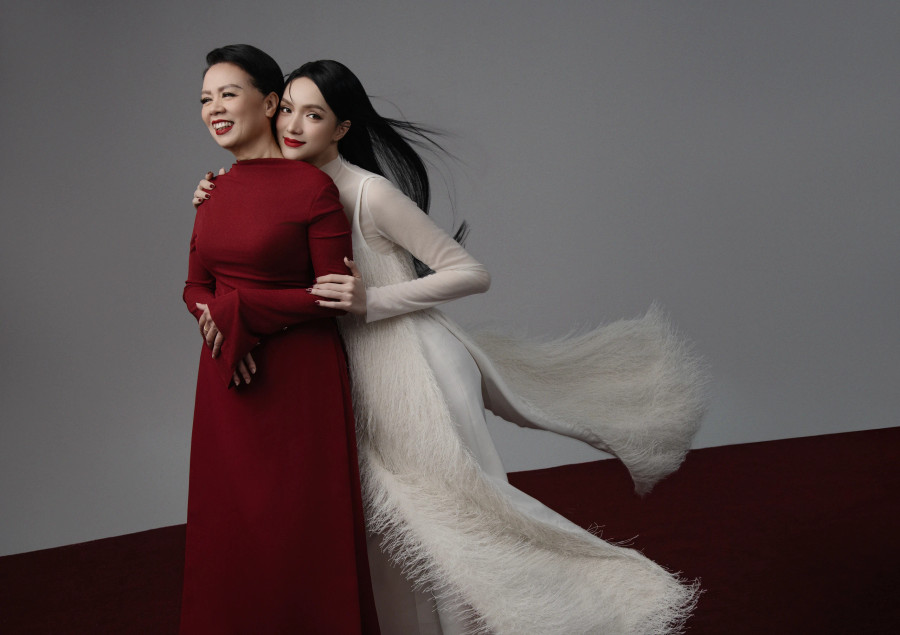 Câu chuyện của Hoa hậu Hương Giang và mẹ ruột cũng là câu chuyện truyền cảm hứng đối với mọi người. Có thể thấy, mẹ của Hương Giang là người thấu hiểu, chấp nhận giới tính của con cũng như đồng hành với cô trong suốt hành trình người đẹp tìm lại chính mình. Ảnh:Trí Nghĩa Câu chuyện của Hoa hậu Hương Giang và mẹ ruột cũng là câu chuyện truyền cảm hứng đối với mọi người. Có thể thấy, mẹ của Hương Giang là người thấu hiểu, chấp nhận giới tính của con cũng như đồng hành với cô trong suốt hành trình người đẹp tìm lại chính mình. Ảnh:Trí Nghĩa