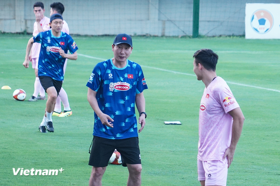 Huấn luyện viên Kim Sang-sik đặt mục tiêu trở thành người đàn anh của các cầu thủ ở Đội tuyển Việt Nam. (Ảnh: Việt Anh/Vietnam+) Huấn luyện viên Kim Sang-sik đặt mục tiêu trở thành người đàn anh của các cầu thủ ở Đội tuyển Việt Nam. (Ảnh: Việt Anh/Vietnam+)