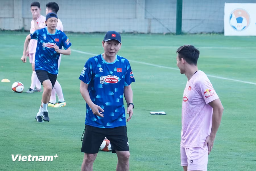 Huấn luyện viên Kim Sang-sik đặt mục tiêu trở thành người đàn anh của các cầu thủ ở Đội tuyển Việt Nam. (Ảnh: Việt Anh/Vietnam+)