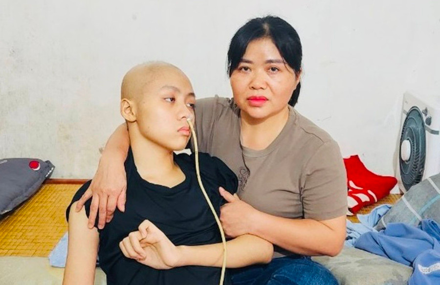 Chị Võ Thị Thuận và con trai. Ảnh: Đ.Y Chị Võ Thị Thuận và con trai. Ảnh: Đ.Y