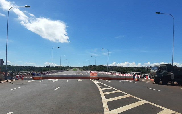 Đường Đông - Tây đang được rào chắn để thi công hoàn thiện. Ảnh: TRUNG CHUYÊN