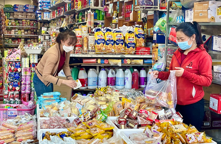 Các loại hình cửa hàng tiện lợi đã tạo môi trường mua sắm thuận tiện với sự đa dạng hàng hóa, đáp ứng nhu cầu của người dân. Ảnh: Vũ Thảo