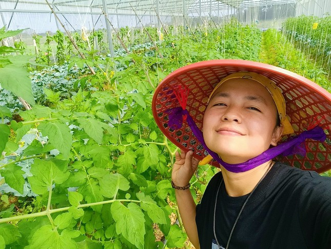 Cô gái trẻ thích thú khi vườn rau phát triển xanh tốt. Cô gái trẻ thích thú khi vườn rau phát triển xanh tốt.