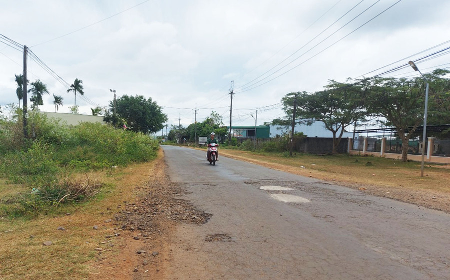 Người dân 2 xã Ia Sao và Ia Yok (huyện Ia Grai) đã kêu gọi nhà hảo tâm tài trợ kinh phí mua vật liệu vá ổ gà, ổ voi trên mặt đường. Ảnh: T.D Người dân 2 xã Ia Sao và Ia Yok (huyện Ia Grai) đã kêu gọi nhà hảo tâm tài trợ kinh phí mua vật liệu vá ổ gà, ổ voi trên mặt đường. Ảnh: T.D