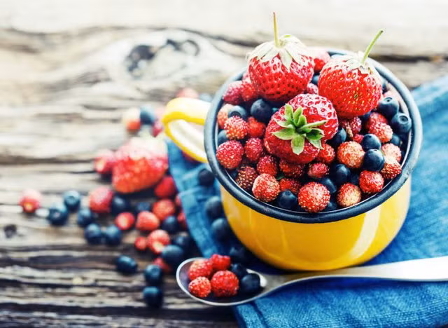 Muốn đốt mỡ nhanh, nên ăn loại trái cây nào? - Ảnh 1. Các loại quả mọng không chỉ có hương vị thơm ngon mà còn rất giàu chất chống ô xy hóa. Ảnh: SHUTTERSTOCK
