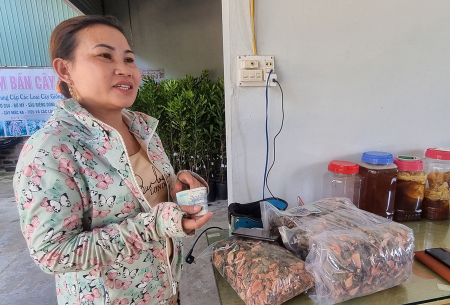 Trên mỗi gói chè dây gửi cho khách, chị Nguyễn Thị Mỹ Hậu (thôn Thống Nhất, xã Sơn Lang) không quên ghi “chè dây rừng Kbang”. Ảnh: Ngọc Sang