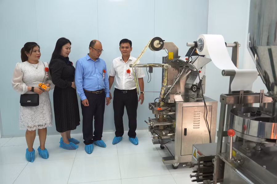 Các đại biểu tham quan quy trình sản xuất tại nhà máy. Ảnh: TL