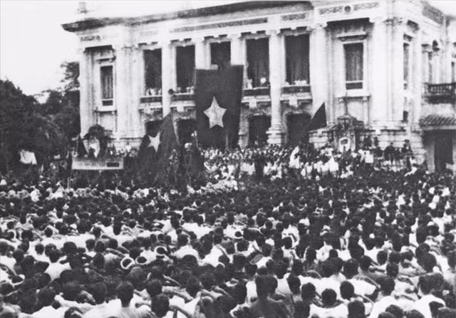 Ngày 19/8/1945, Thủ đô Hà Nội ngập tràn cờ đỏ sao vàng. Hàng chục vạn người dân theo các ngả đường kéo về quảng trường Nhà hát lớn Hà Nội dự cuộc mít tinh lớn chưa từng có của quần chúng cách mạng, hưởng ứng cuộc Tổng khởi nghĩa giành chính quyền.