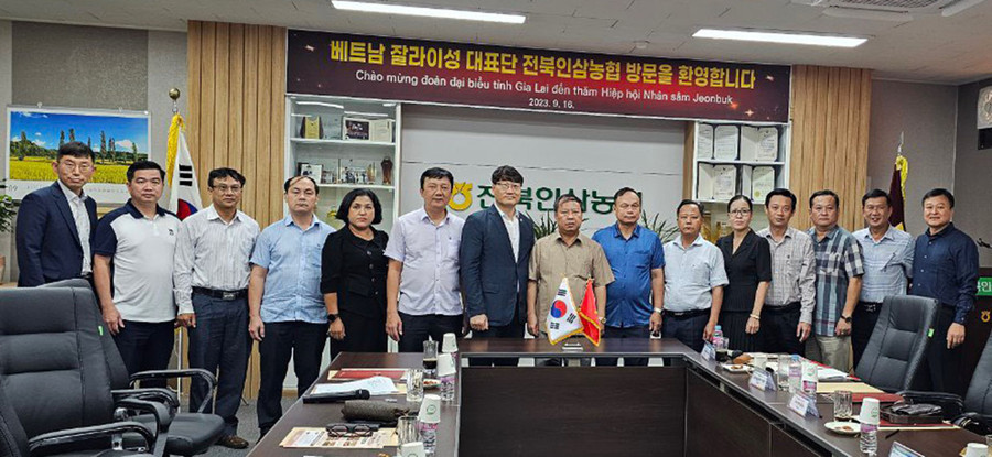 Đoàn công tác của tỉnh làm việc với Hợp tác xã Nhân Sâm Jeollabuk-do. Ảnh: Trương Công Hoài Đoàn công tác của tỉnh làm việc với Hợp tác xã Nhân Sâm Jeollabuk-do. Ảnh: Trương Công Hoài