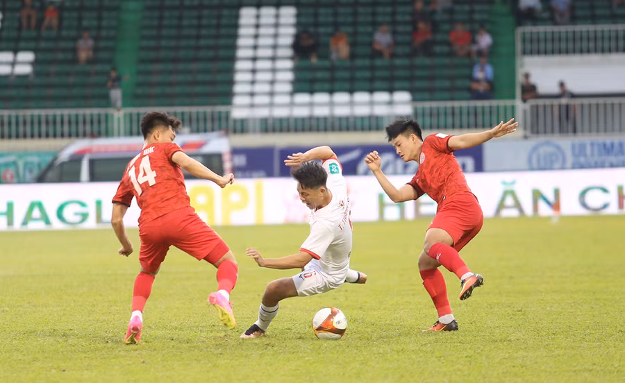 Hoàng Anh Gia Lai (giữa) sẽ chìm sâu vào khủng hoảng nếu không đánh bại được Khánh Hòa trong trận đấu trên sân Pleiku lúc 17 giờ ngày 15-7. Ảnh: L.V.N