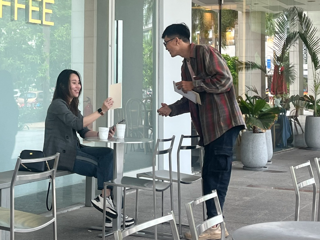 Anh Hưng tặng tranh cho cô gái chưa từng quen biết tại quán cà phê. Ảnh: Kim Ngọc Nghiên Anh Hưng tặng tranh cho cô gái chưa từng quen biết tại quán cà phê. Ảnh: Kim Ngọc Nghiên