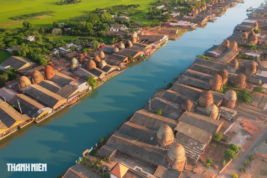 Làng gạch Mang Thít, Vĩnh Long của tác giả Cao Kỳ Nhân. Dọc các bờ kênh ở huyện Mang Thít có hơn 1.000 lò gạch nung, nhìn từ xa như những ngọn tháp thu nhỏ. Lò gạch này hình thành cách đây hơn 100 năm. Ngày nay, các lò gạch vẫn đỏ lửa dù đã qua thời hoàng kim xưa, tập trung nhiều nhất ở ven con rạch Thầy Cai đến đoạn giáp sông Cổ Chiên