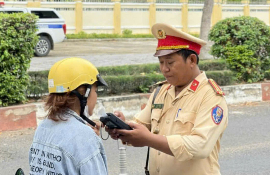 Cán bộ Công an huyện Krông Pa kiểm tra nồng độ cồn người điều khiển phương tiện tham gia giao thông. Ảnh: R.H Cán bộ Công an huyện Krông Pa kiểm tra nồng độ cồn người điều khiển phương tiện tham gia giao thông. Ảnh: R.H