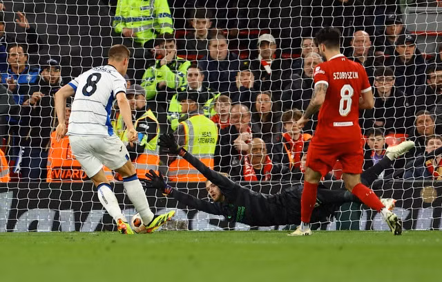 Mario Pasalic ghi bàn thứ ba cho Atalanta.