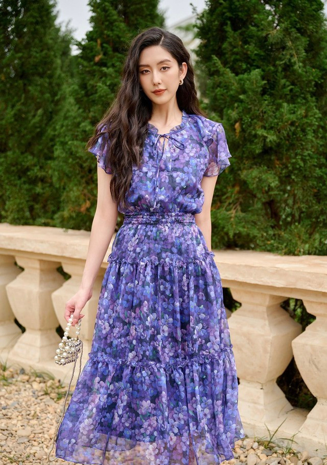 Chiếm trọn tình cảm của các quý cô bởi thiết kế điệu đà cùng sắc tím lilac ngọt ngào, tinh tế. Với chất vải tơ xước đẹp mướt mắt, item này giúp tôn dáng, nịnh da, là lựa chọn hoàn hảo cho nàng vào những dịp lễ sắp tới hay các buổi hẹn hò lãng mạn. Chiếm trọn tình cảm của các quý cô bởi thiết kế điệu đà cùng sắc tím lilac ngọt ngào, tinh tế. Với chất vải tơ xước đẹp mướt mắt, item này giúp tôn dáng, nịnh da, là lựa chọn hoàn hảo cho nàng vào những dịp lễ sắp tới hay các buổi hẹn hò lãng mạn.
