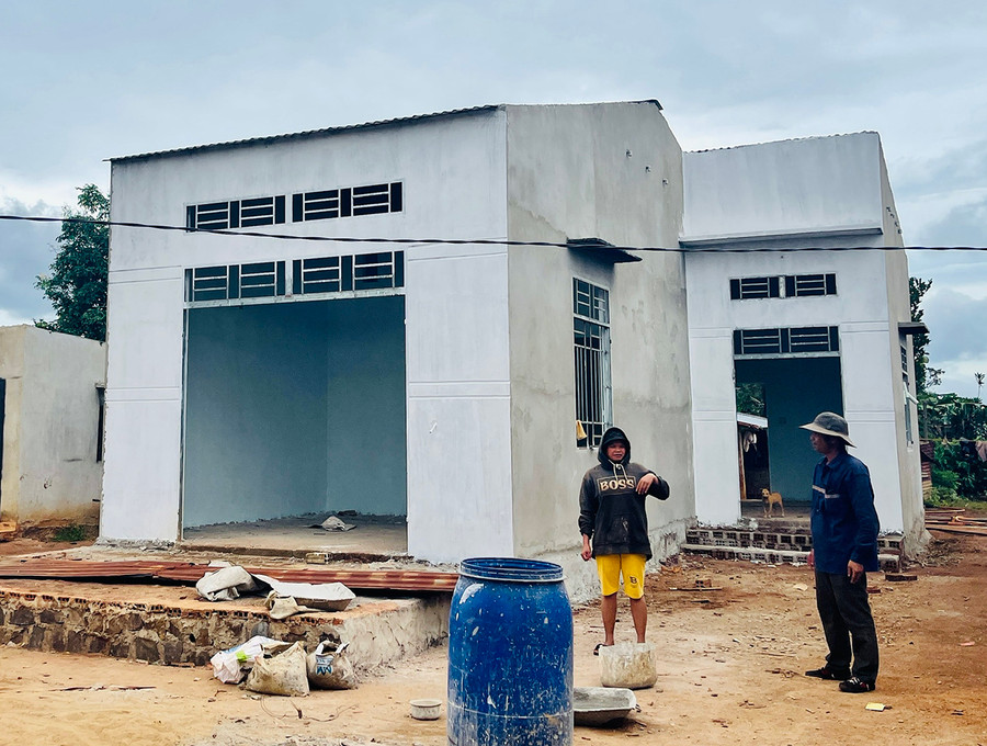 Ngôi nhà của bà Chip (làng Bông) đang dần hoàn thiện. Ảnh Mai Ka Ngôi nhà của bà Chip (làng Bông) đang dần hoàn thiện. Ảnh Mai Ka