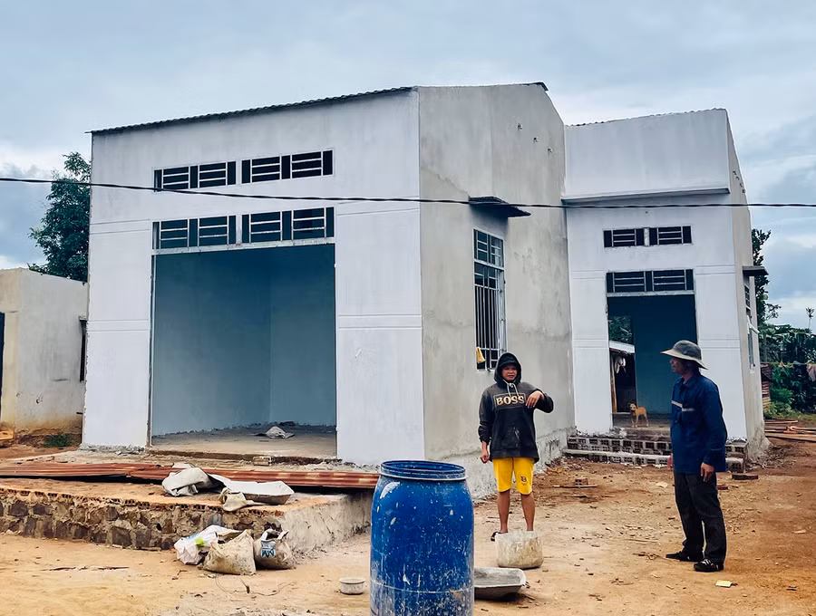 Ngôi nhà của bà Chip (làng Bông) đang dần hoàn thiện. Ảnh Mai Ka