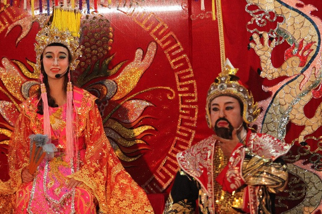 Hai ông cháu Nghệ nhân ưu tú Vũ Linh Tâm diễn trích đoạn Câu Thơ yên ngựa. Ảnh: NVCC Hai ông cháu Nghệ nhân ưu tú Vũ Linh Tâm diễn trích đoạn Câu Thơ yên ngựa. Ảnh: NVCC