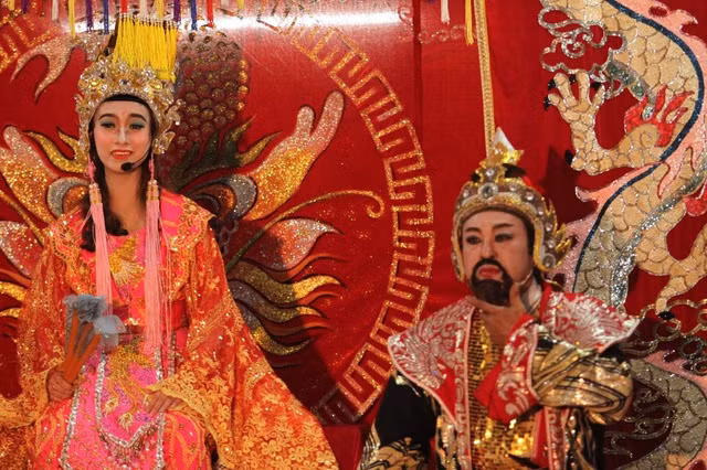 Hai ông cháu Nghệ nhân ưu tú Vũ Linh Tâm diễn trích đoạn Câu Thơ yên ngựa. Ảnh: NVCC Hai ông cháu Nghệ nhân ưu tú Vũ Linh Tâm diễn trích đoạn Câu Thơ yên ngựa. Ảnh: NVCC