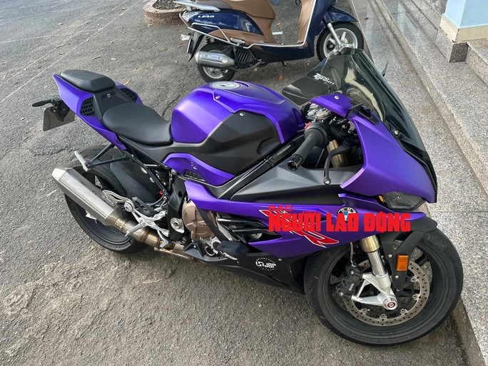 Người mẫu Ngọc Trinh làm xiếc trên đường: Lập biên bản xử phạt 4 lỗi, tạm giữ 2 mô tô - Ảnh 1. Phương tiện bị Đội CSGT - Trật tự Công an TP Thủ Đức tạm giữ