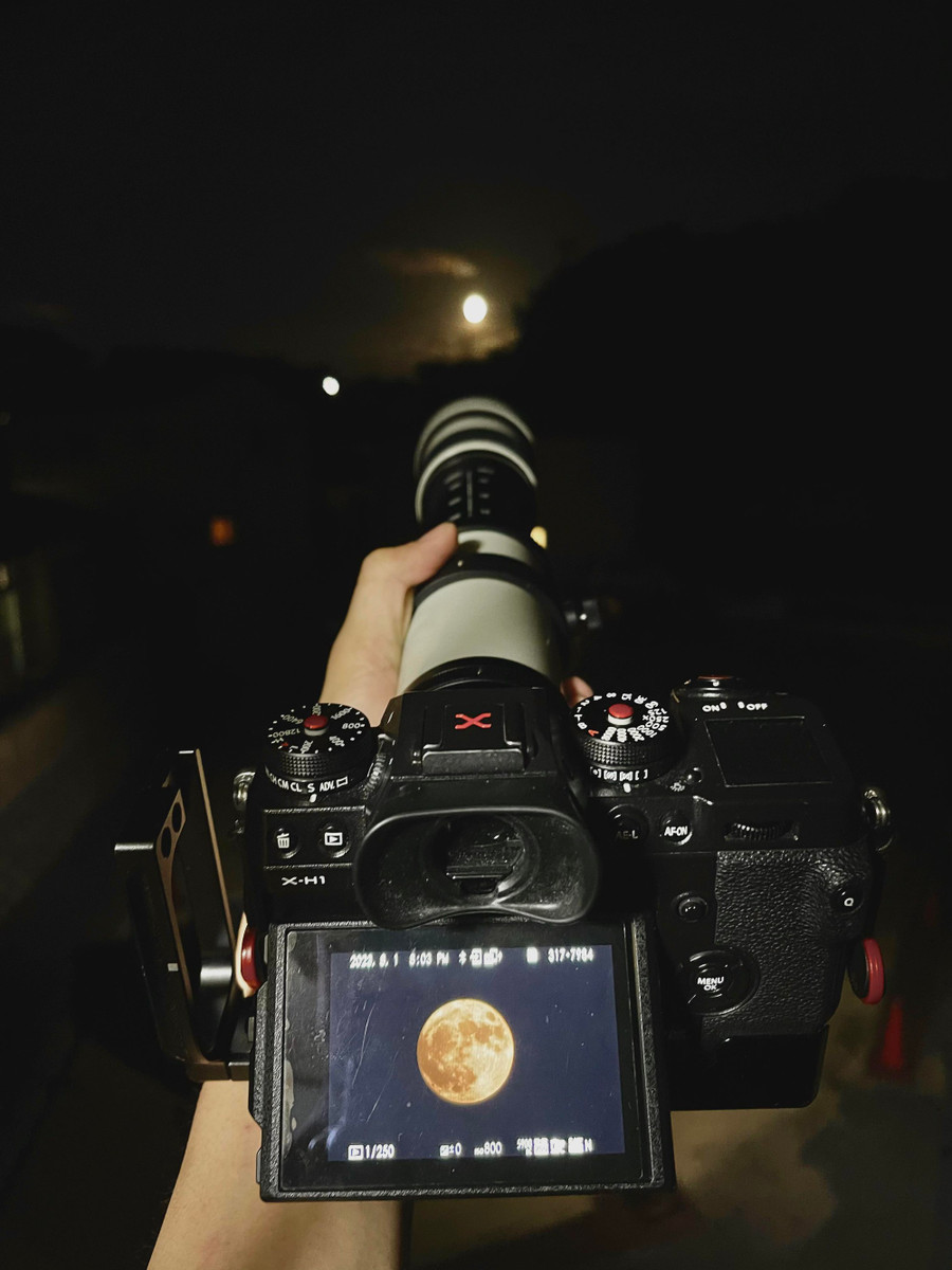 Trăng Cá Tầm đẹp huyền ảo trên bầu trời được người Việt chụp lại - Ảnh 2. Siêu trăng luôn là hiện tượng kỳ thú với người yêu thiên văn. Ảnh: Huy Huynh