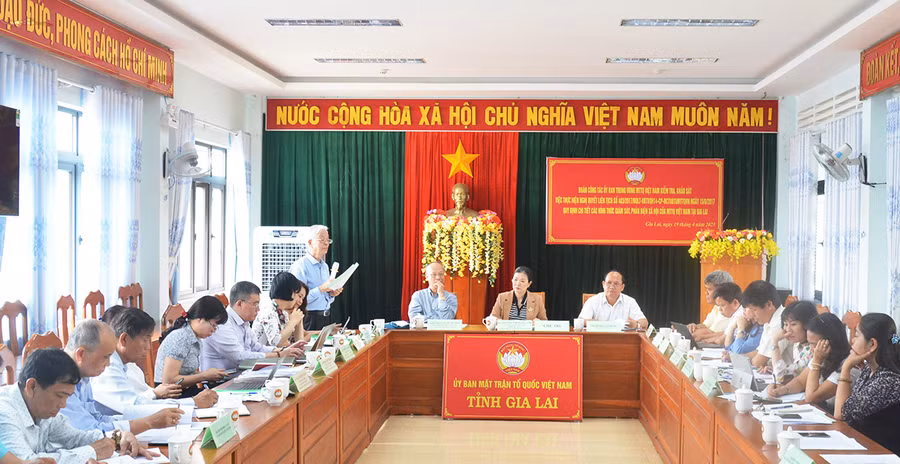 Quang cảnh buổi làm việc của đoàn giám sát Ủy ban Trung ương MTTQ Việt Nam tại trụ sở Ủy ban MTTQ Việt Nam tỉnh. Ảnh: Phương Dung