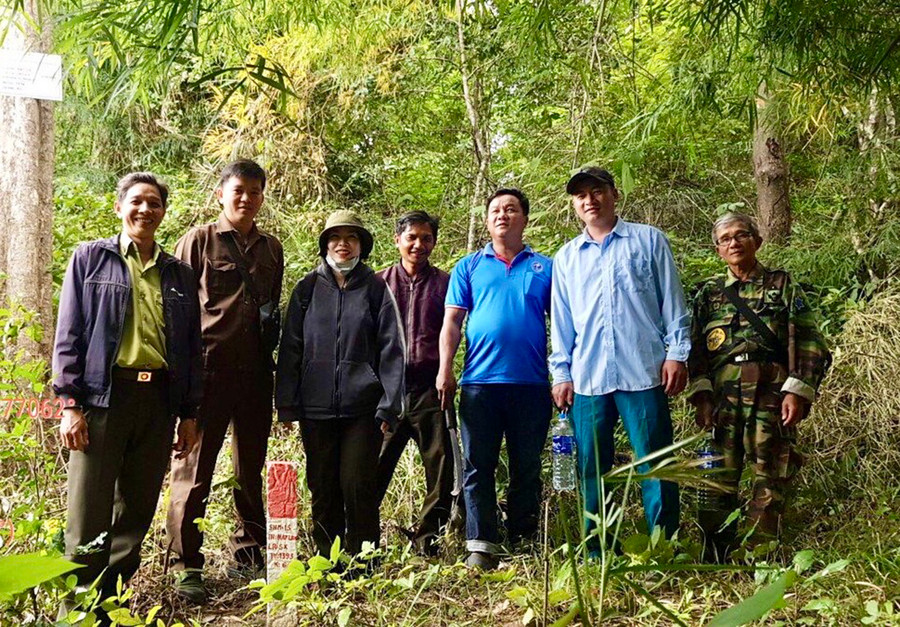 Đại diện xã Chư Drăng và Hạt Kiểm lâm huyện Krông Pa kiểm tra các diện tích đất rừng giao cho người dân tại xã Chư Drăng. Ảnh: Lê Nam Đại diện xã Chư Drăng và Hạt Kiểm lâm huyện Krông Pa kiểm tra các diện tích đất rừng giao cho người dân tại xã Chư Drăng. Ảnh: Lê Nam